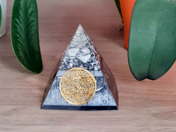 Orgonite pyramide grise FLEUR DE VIE